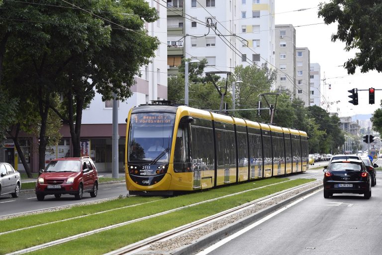 Elindultak az új CAF villamosok Budán, ám a felszállást illetően problémák vannak