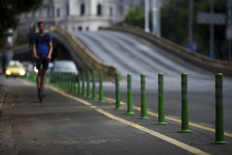 Jöhetnek az újabb védett kerékpársávok Budapesten?