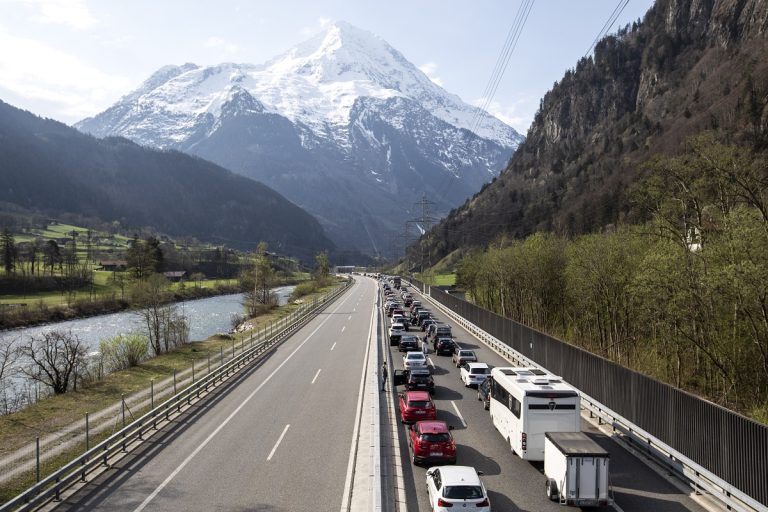 Határozatlan időre lezárták a svájci Gotthard-alagutat