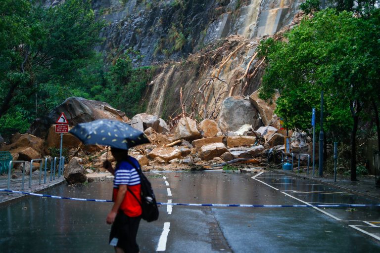 Rekordmennyiségű eső után súlyos áradások pusztítanak Hongkongban és Kínában