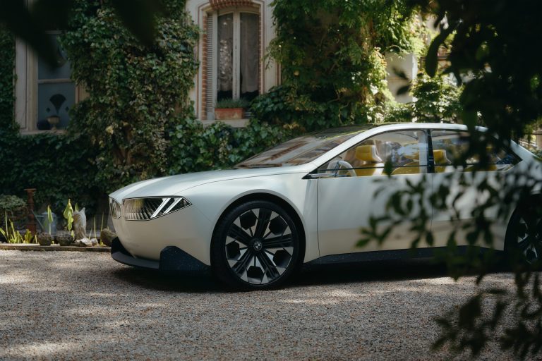 A jövőbe utazik a BMW, bemutatták a legújabb tanulmányautót