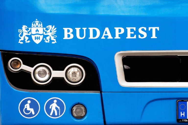 Jönnek a BKK új környezetbarát buszai Budapestre, rendkívül felszereltek lesznek