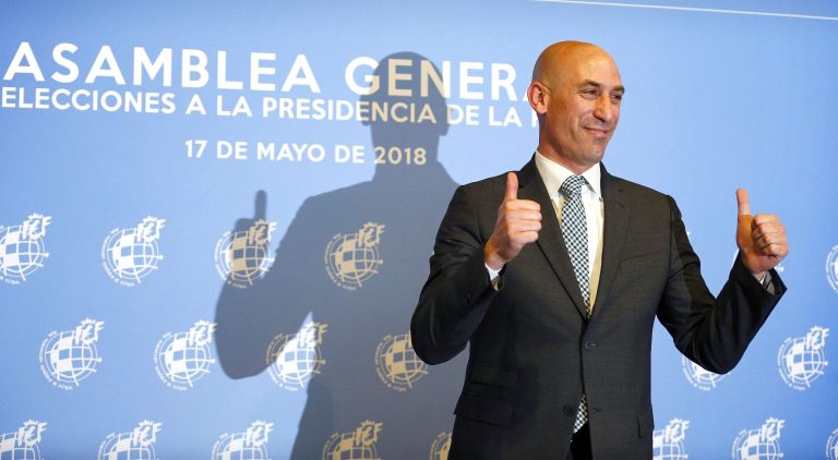 Akár 15 évre is eltilthatják a spanyol labdarúgó-szövetség elnökét