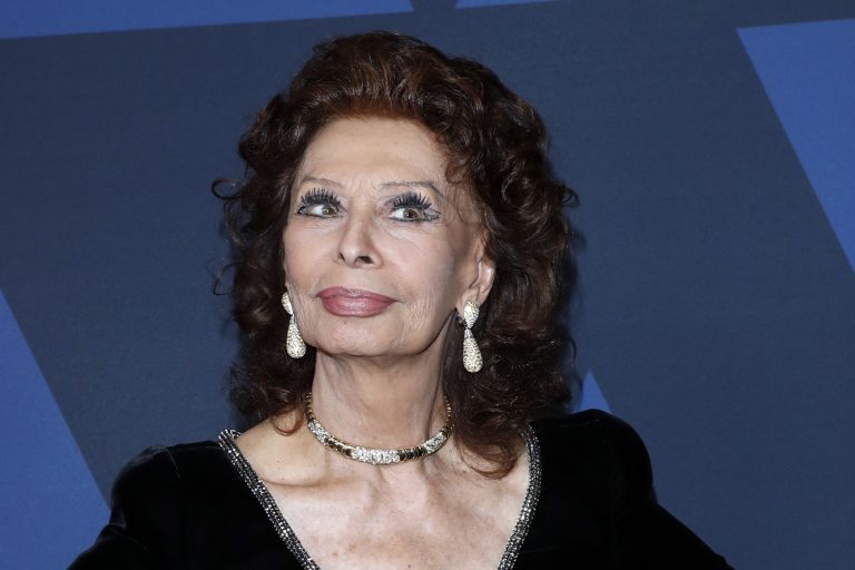 Sürgősségi műtéten esett át Sophia Loren, miután elesett otthonában