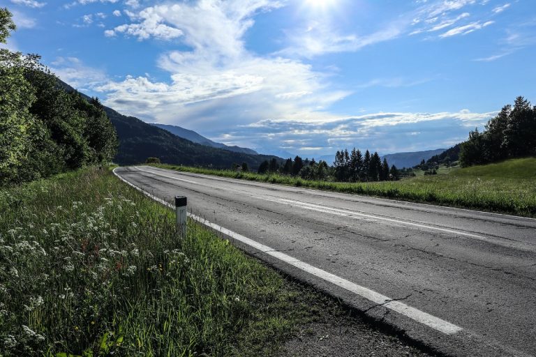 Súlyos buszbaleset történt Ausztriában, egy nő meghalt, többen megsérültek