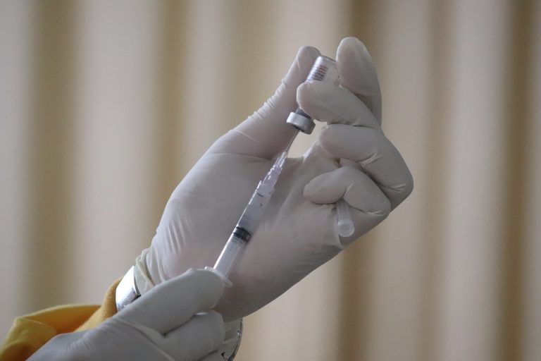 Jóváhagyták a Pfizer és a Moderna felturbózott vakcináit