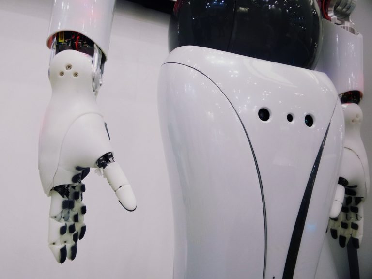 „A világ legfejlettebb humanoid robotja” elárulta, milyen lesz az élet 100 év múlva