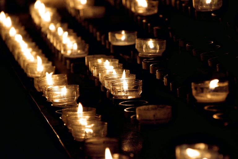 Hosszabb nyitvatartással várják a megemlékezőket a fővárosi temetők Halottak napján