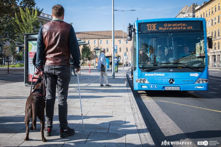 Hiánypótló fejlesztés: „beszélő buszok” segítik a látássérült utasokat Budapesten