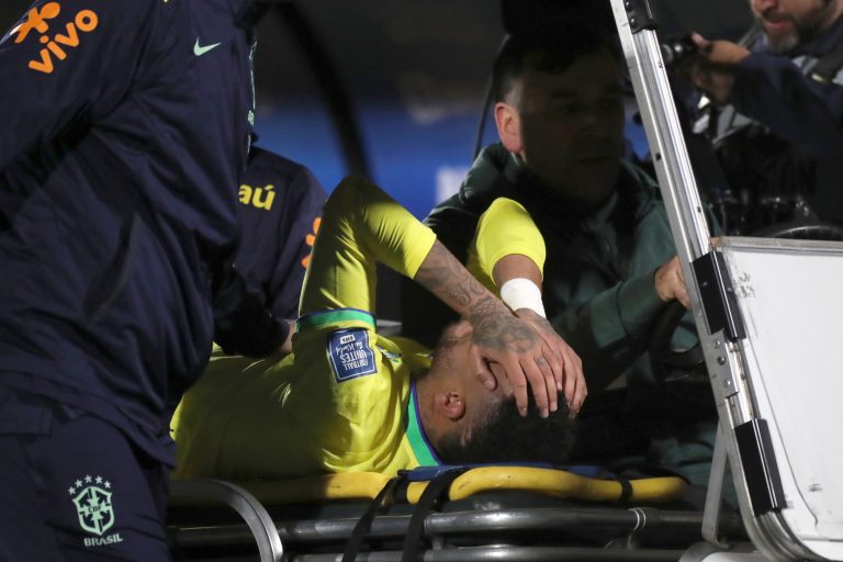 Neymar megint megsérült, sírva vitték le a pályáról