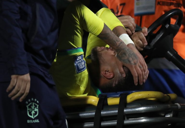 Neymar mankóval távozott a stadionból Brazília újabb vereségét követően