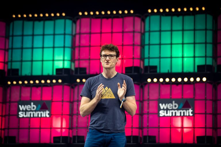 Lemondott a Web Summit vezérigazgatója, miután háborús bűnökkel vádolta Izraelt