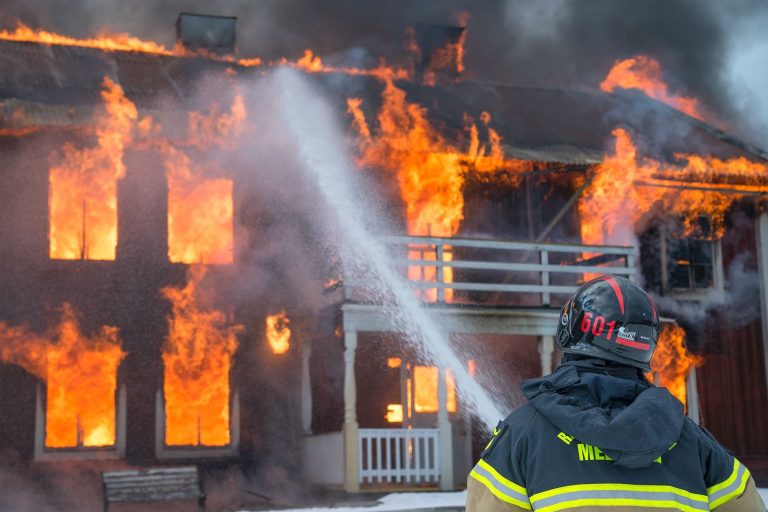 Sorháztűz oltás közben vesztette életét egy tűzoltó Baltimore-ban