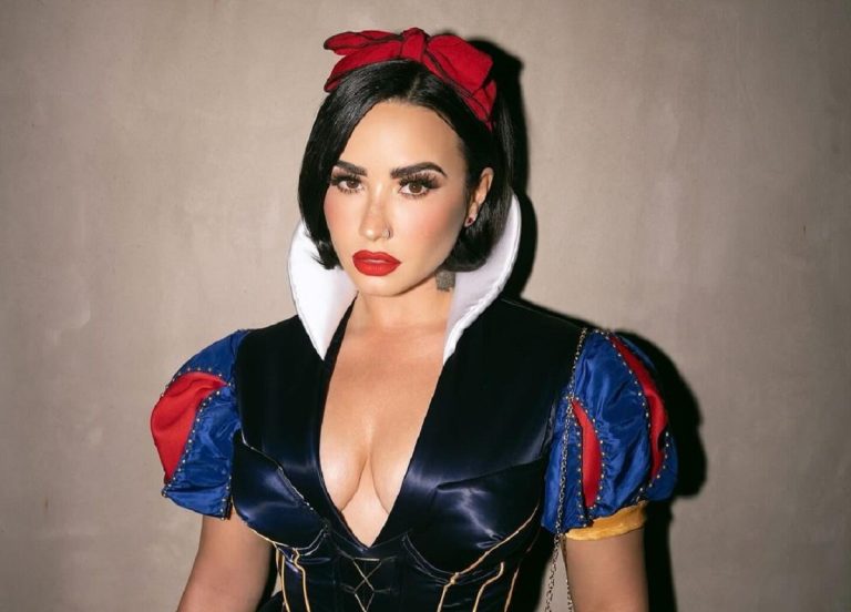 Demi Lovato szexi Hófehérkének öltözött (fotók)