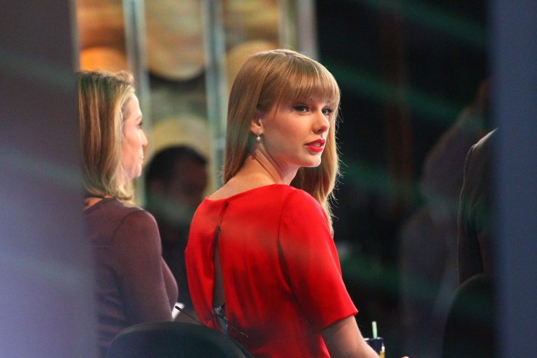 Pletykák szerint Taylor Swift felcsapott regényírónak
