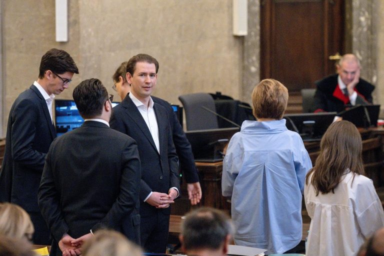 Elkezdődött a korrupciós botrányba keveredett Sebastian Kurz pere