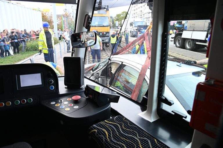 Fotókon a súlyos budapesti villamosbaleset, egy Mercedes rommá tört