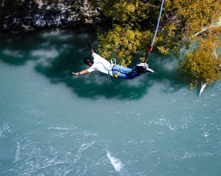 Új bungee jumping világrekordot állított fel egy férfi, 24 óra alatt 941-szer ugrott