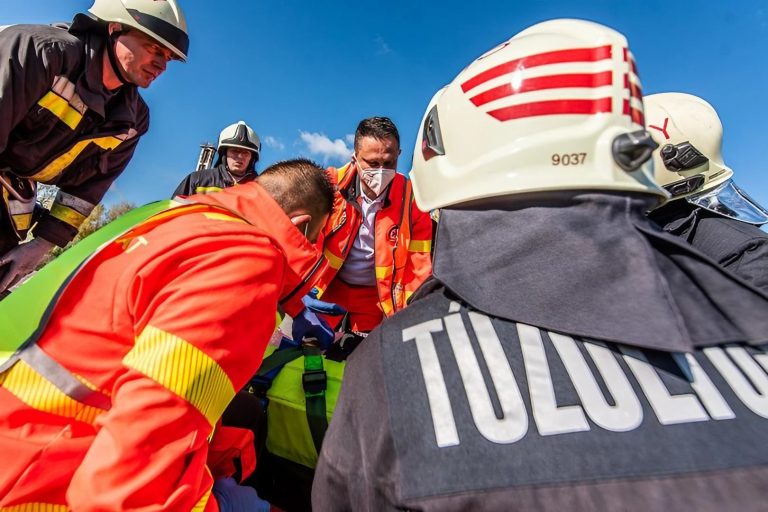 Műszaki mentés közben lett rosszul egy debreceni buszsofőr, tűzoltók élesztették újra