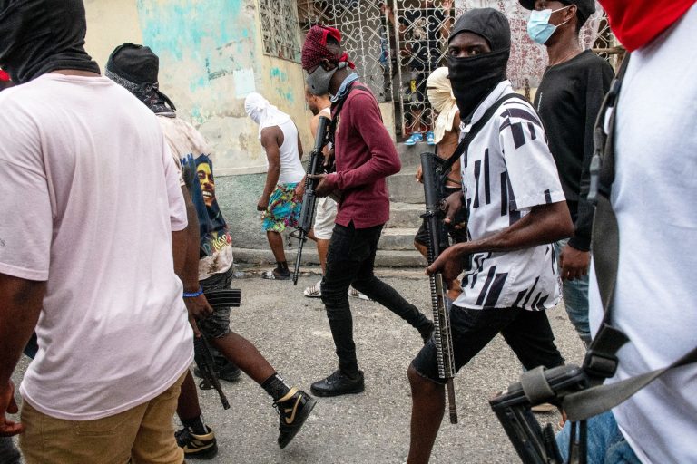 A masszív kritikák közepette a kenyai rendőrség fellép a haiti bűnbandák ellen