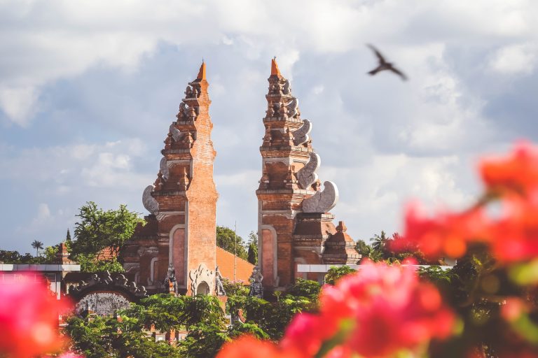 Meghalt egy turista, miután beszakadt alatta egy üveghíd Indonéziában