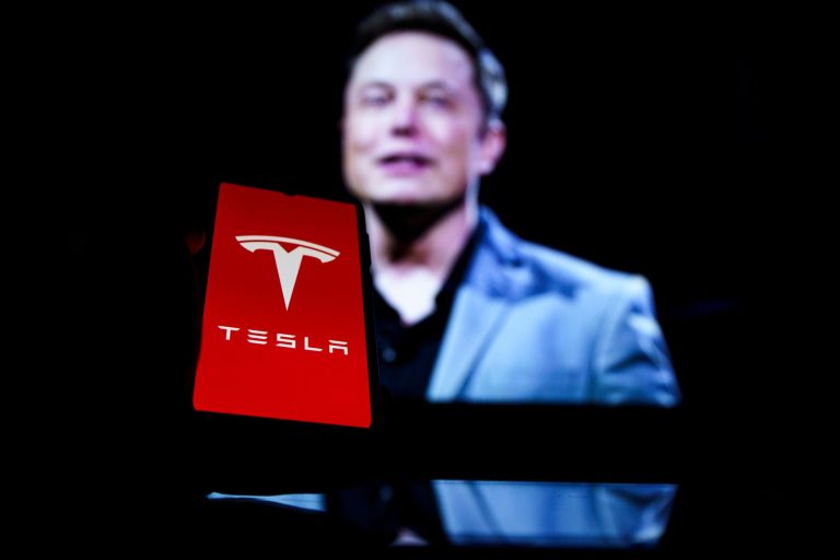 Jelentősen csökkkent Elon Musk vagyona, bezuhantak a Tesla-részvények