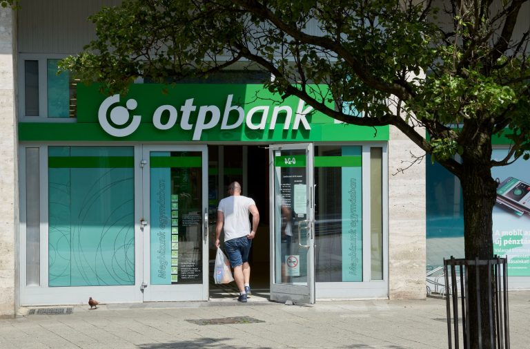 Nem jelentette azonnal a gyanús ügyleteket, 49 milliós bírságot kapott az OTP Bank