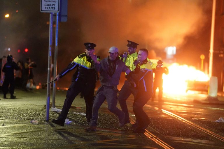 Erőszakos tüntetések követték a dublini késes támadást, 34 embert letartóztattak