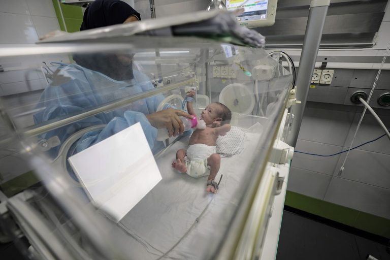 31 koraszülöttet sikerült evakuálni a gázai es-Sifá Kórházból