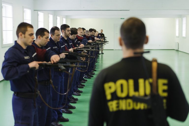 Idén is rendkívüli toborzásba kezdtek a rendőrségnél, ilyen fizetést kínálnak