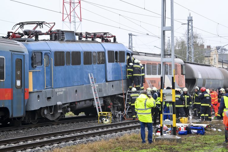 Életveszélyes sérültje is van a sápi frontális vonatbalesetnek