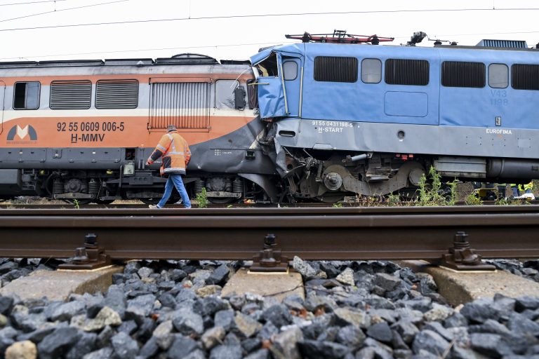 Helyszíni fotók érkeztek a sápi frontális vonatbalesetről