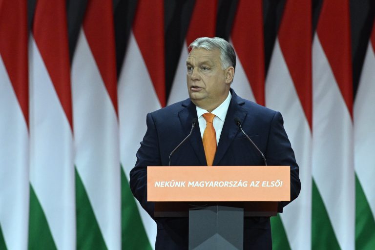 Orbán Viktor nem hagyja magát Brüsszelben, falként áll ki a magyarokért