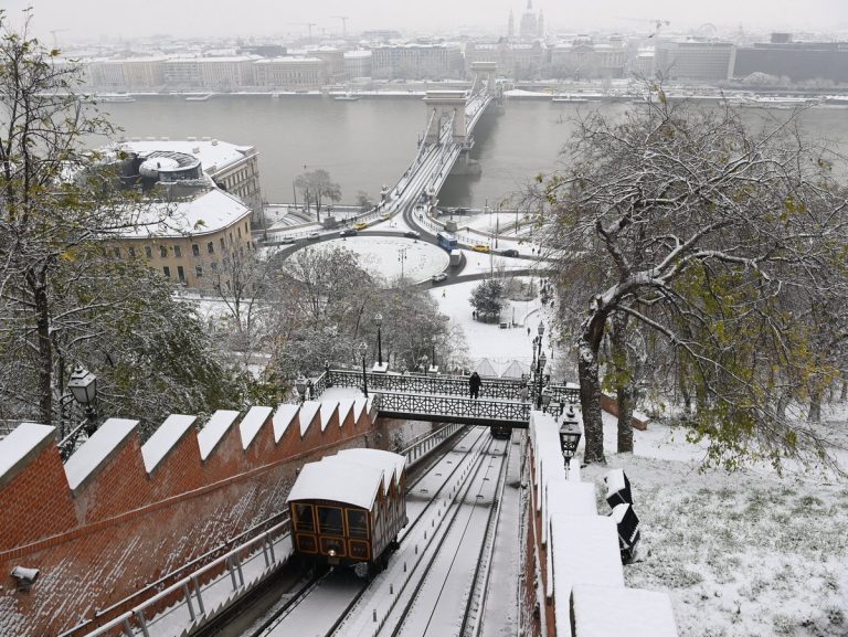 Fotókon a fehérbe öltözött Budapest