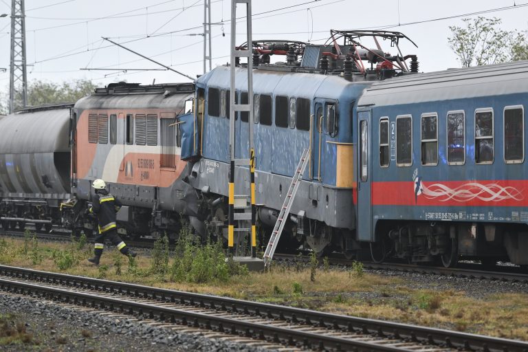 Sápi frontális vonatbaleset: egy ember kimentése folyamatban van