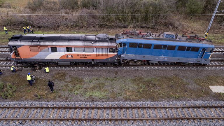 A vétlen mozdonyvezető sérült meg életveszélyesen a sápi vonatbalesetben