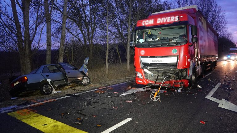 Helyszíni fotók a halálos kamionbalesetről, szinte eltűnt a Suzuki eleje