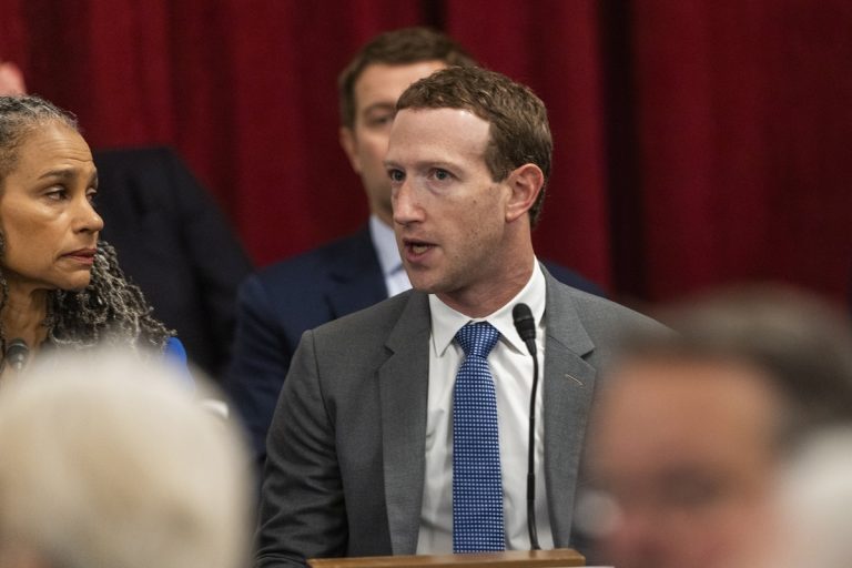 Zuckerberg is Facebookozással indítja a napját, ébredés után rögtön a mobilért nyúl