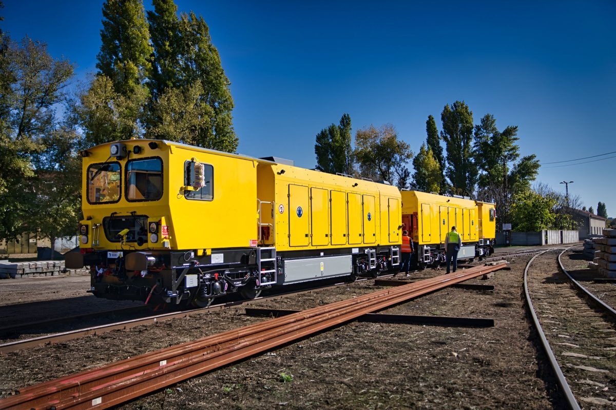 Fotókon a MÁV új gépszörnye, a vasúti karbantartó vágányköszörűgép