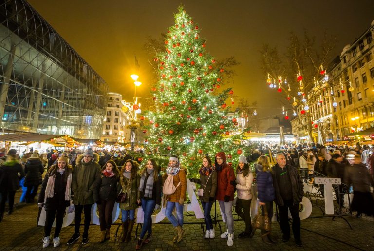 Péntektől ünnepi díszbe öltözik a Vörösmarty tér, indul a karácsonyi vásár