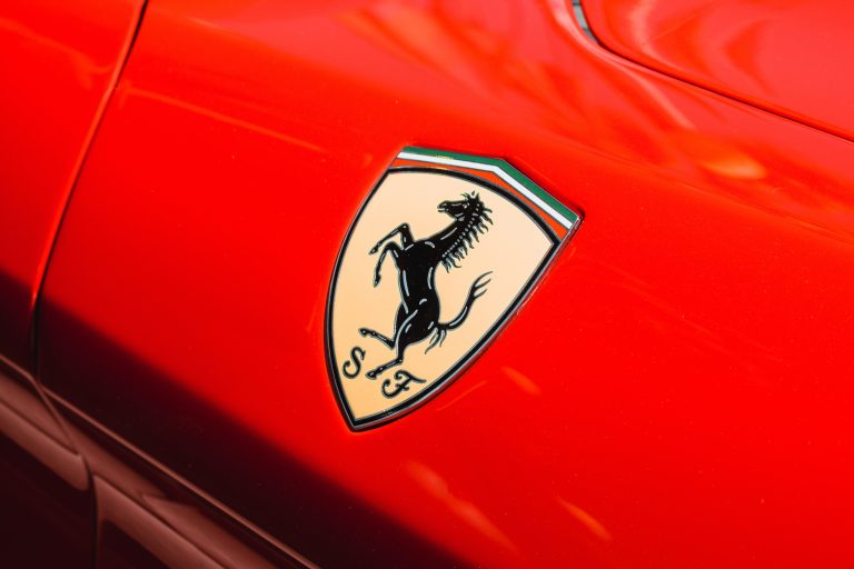 Egy rendkívül ritka Ferrarit is zár alá vett a NAV egy nagy akció keretében