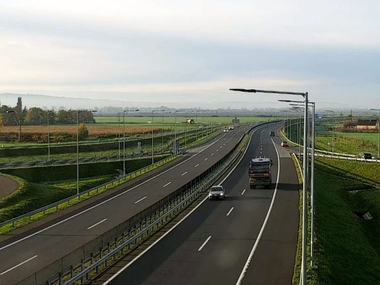 Tíz kilométeren keresztül haladt a forgalommal szemben egy idős sofőr az M30-ason