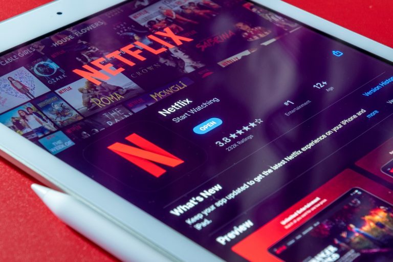 Már 15 millió előfizetője van a Netflix olcsóbb, reklámokkal teletűzdelt szolgáltatásának