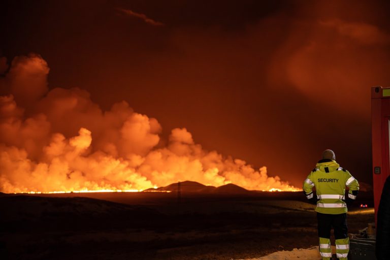Lenyűgöző fotókon és videókon az izlandi vulkánkitörés