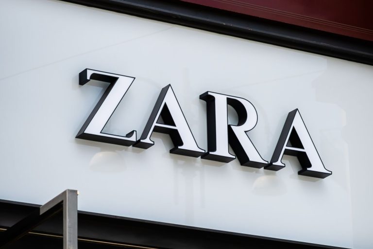 Rendkívül kellemetlen helyzetbe keveredett a Zara legújabb reklámkampánya miatt