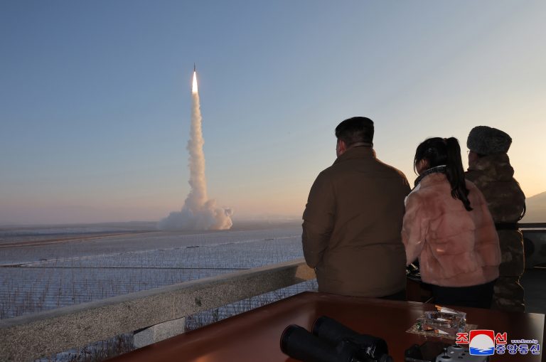 Kim Dzsong Un személyesen figyelte Észak-Korea „csodarakétájának” kilövését