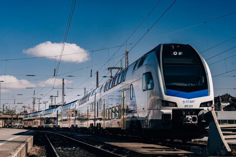 Több ütemben módosul a menetrend a következő hónapokban a győri vasútvonalon