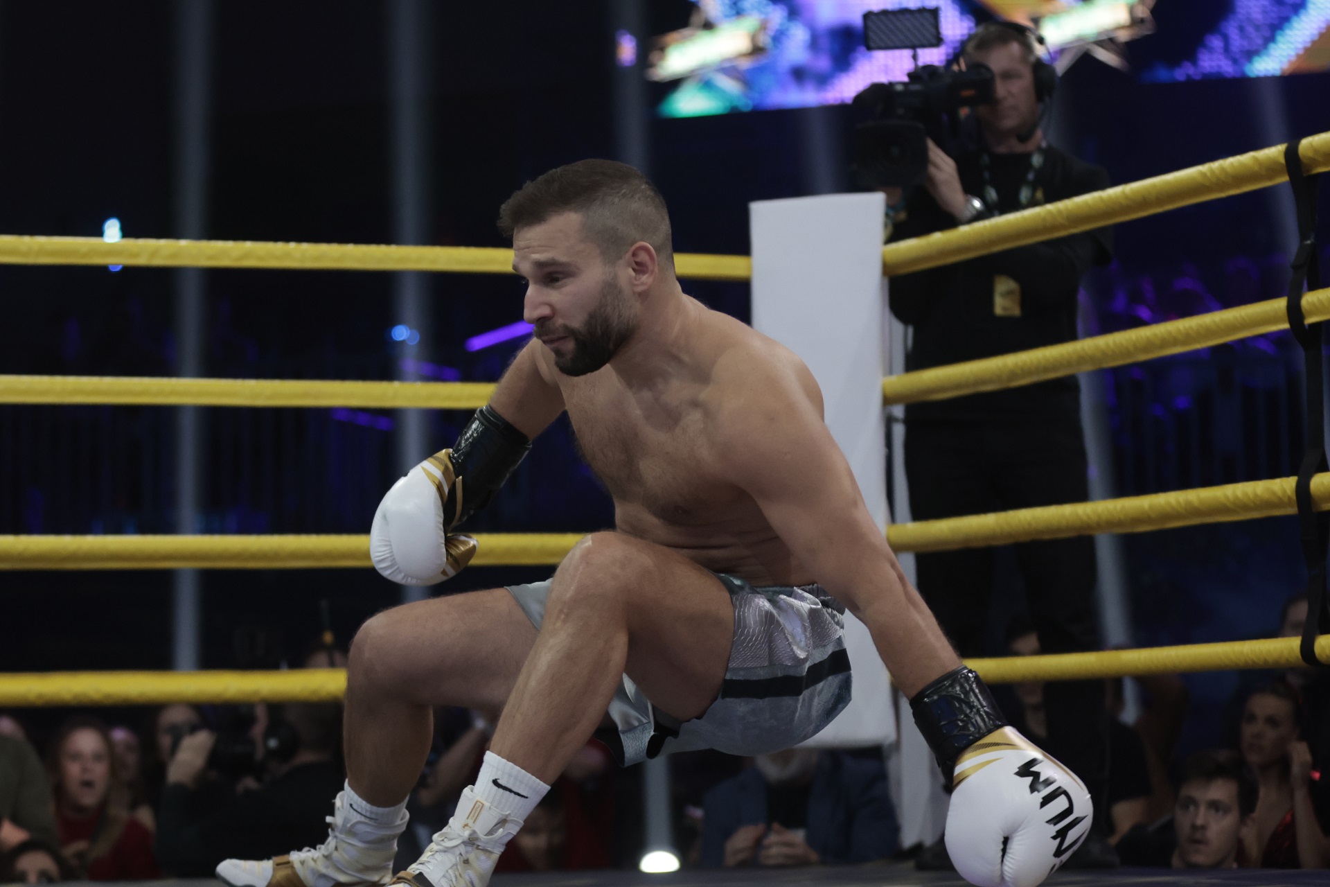 Videón, ahogyan Molnár Áron kiüti Rácz Jenőt a Sztárbox döntőjében 