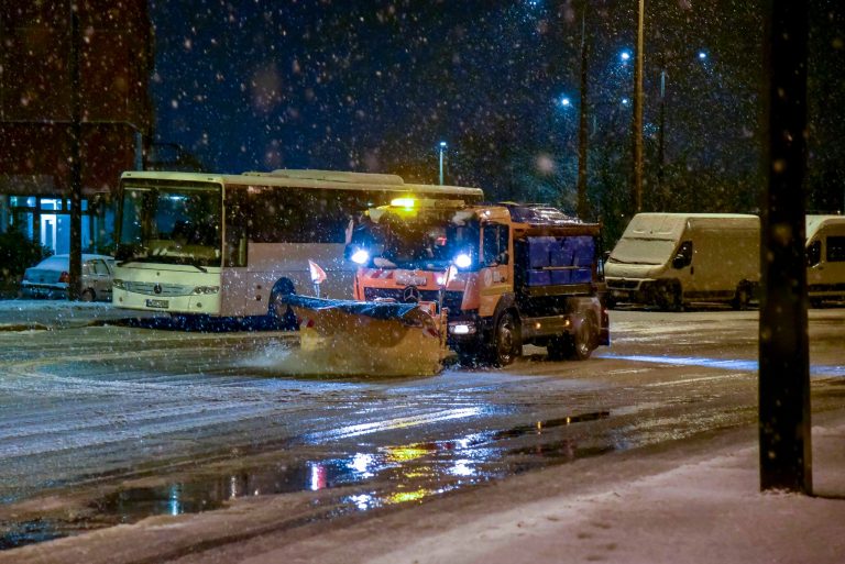 50 hókotró takarítja folyamatosan Budapest úthálózatát a nagy hóesést követően