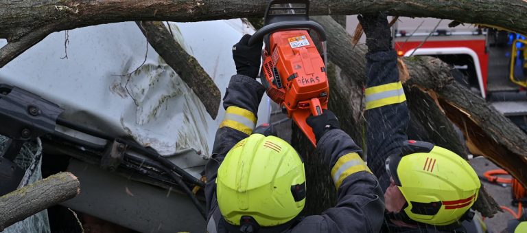 Videón a súlyos óbudai kamionbaleset mentése